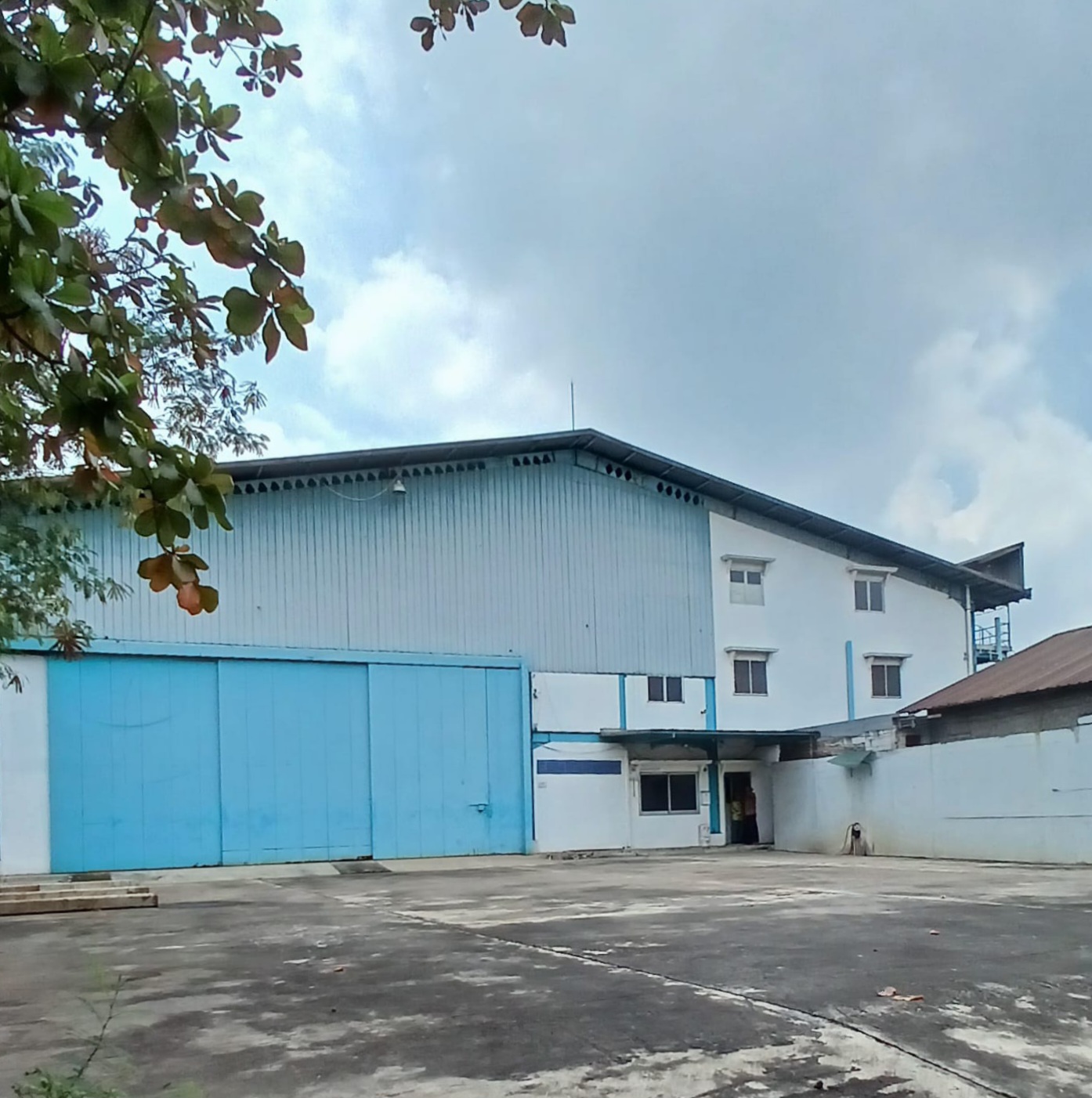 Dijual gudang di Jl Ry Pantura dekat gerbang Telaga Asih tol JORR 2 SATULISTING.com