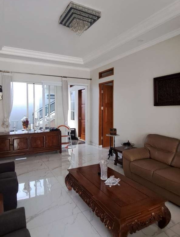 Rumah 2 lantai minimalis di Royal Garden Grand Galaxy City jual cepat