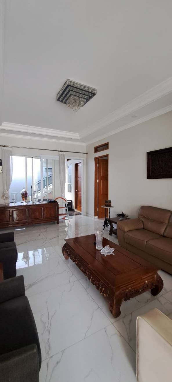 Rumah 2 lantai minimalis di Royal Garden Grand Galaxy City jual cepat