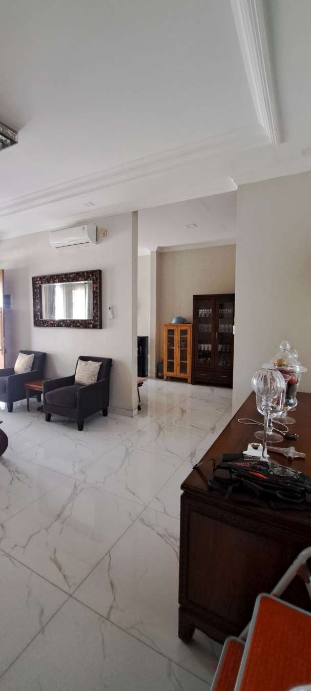 Rumah 2 lantai minimalis di Royal Garden Grand Galaxy City jual cepat