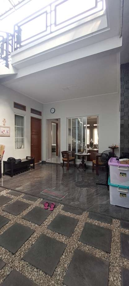 Rumah 2 lantai minimalis di Royal Garden Grand Galaxy City jual cepat