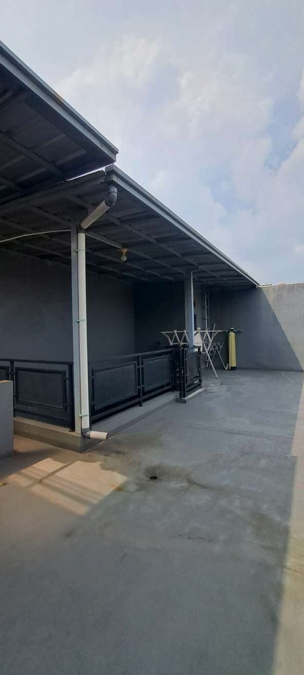 Rumah 2 lantai minimalis di Royal Garden Grand Galaxy City jual cepat