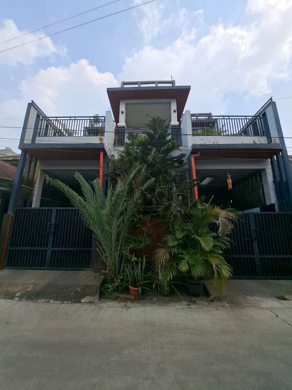Rumah sewa lantai 2 furnished 3 kamar rooftop dekat Grand Galaxy City