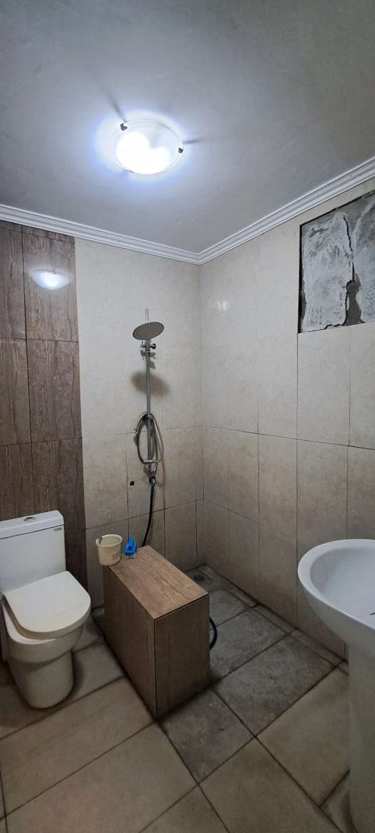Rumah sewa lantai 2 furnished 3 kamar rooftop dekat Grand Galaxy City