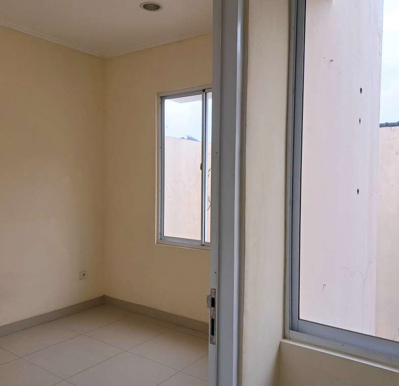 Dijual rumah 2 lantai 3 kamar tidur di Lotus Garden Grand Galaxy City