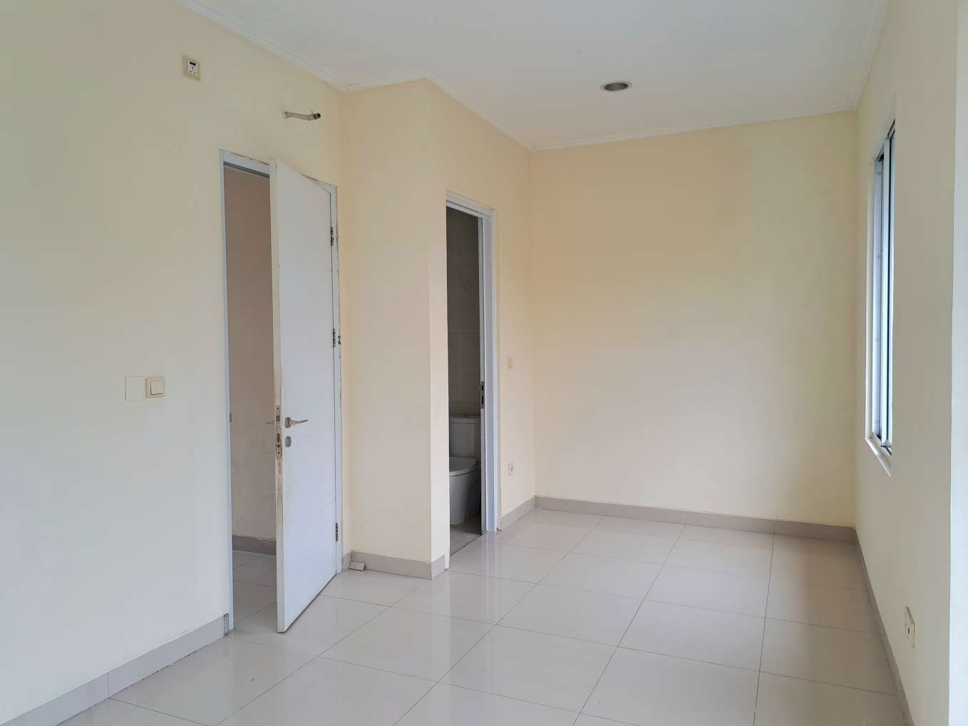 Dijual rumah 2 lantai 3 kamar tidur di Lotus Garden Grand Galaxy City