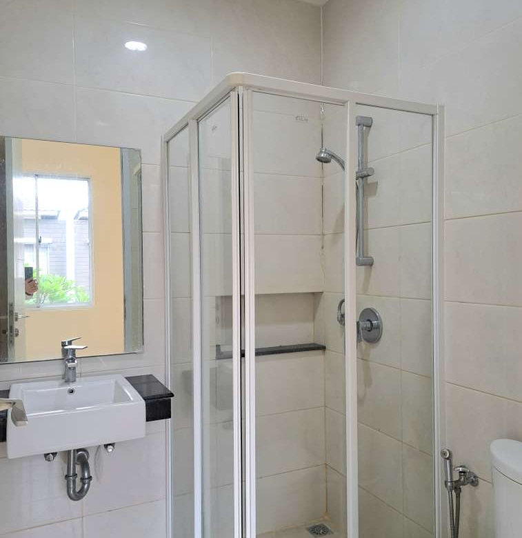 Dijual rumah 2 lantai 3 kamar tidur di Lotus Garden Grand Galaxy City