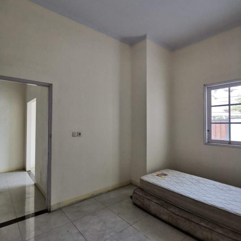 Jual cepat rumah di Taman Raffles Jatimulya sebelah taman lingkungan