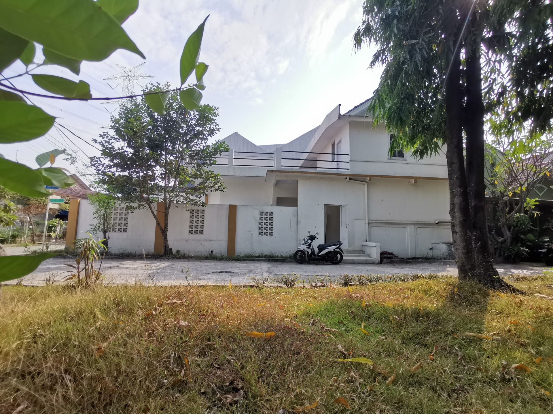 Jual cepat rumah di Taman Raffles Jatimulya sebelah taman lingkungan