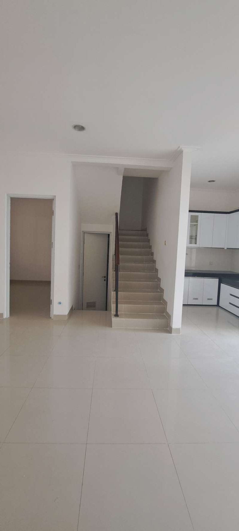 Disewakan rumah 2 lantai 5 kamar di Tropical Garden Grand Galaxy City
