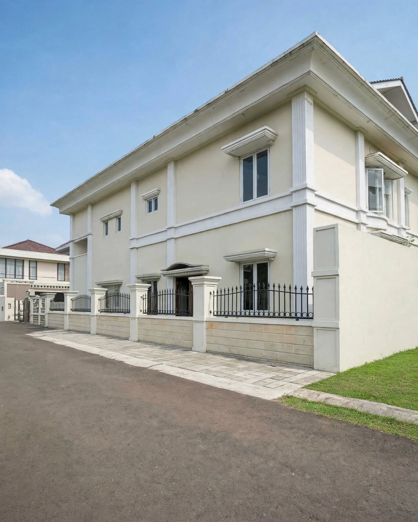 Dijual cepat rumah megah harga tanah saja di Bumi Arya Sena Cikunir