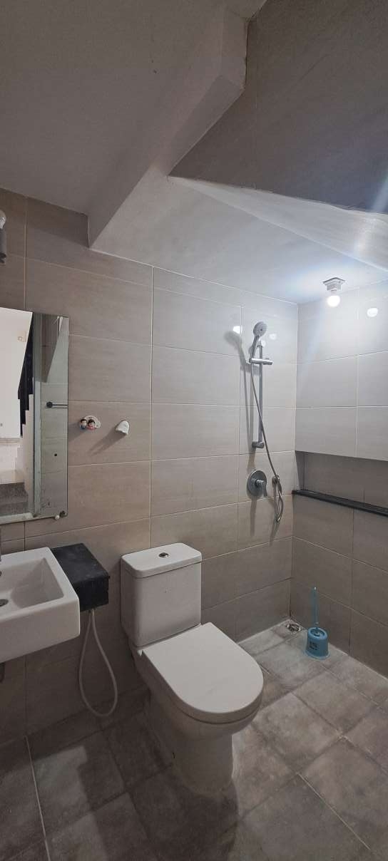 Disewakan rumah 2 lantai 5 kamar di Tropical Garden Grand Galaxy City