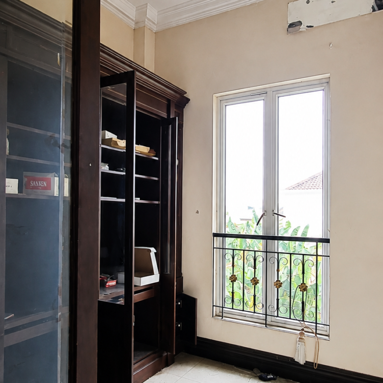 Dijual cepat rumah megah harga tanah saja di Bumi Arya Sena Cikunir