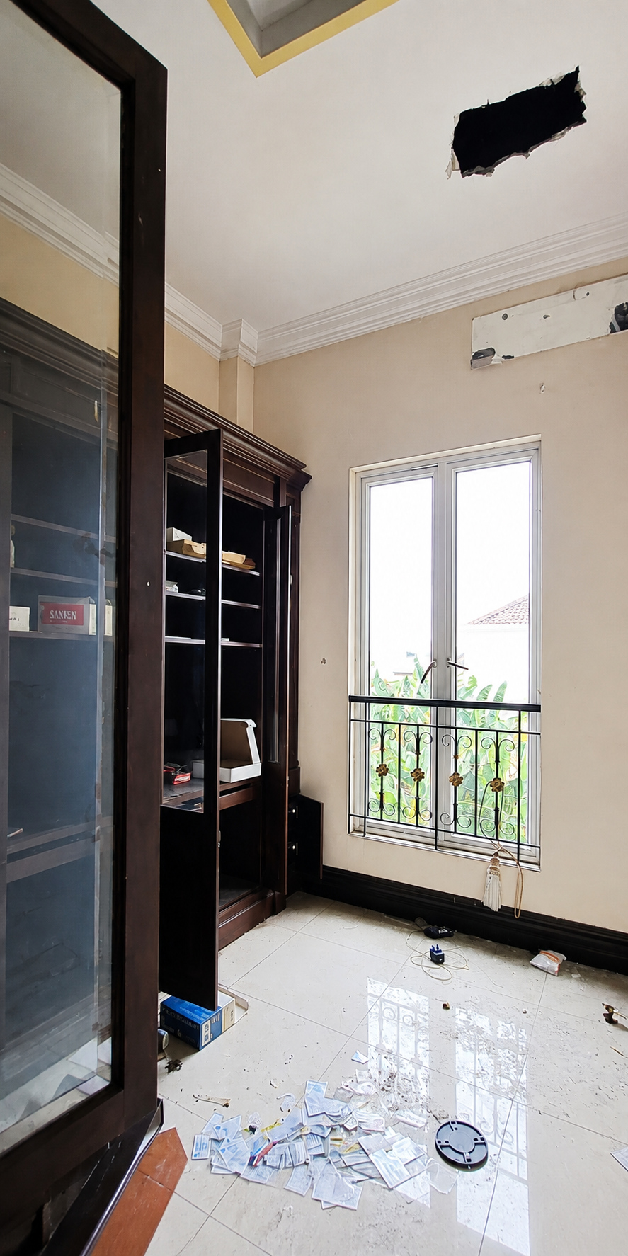 Dijual cepat rumah megah harga tanah saja di Bumi Arya Sena Cikunir