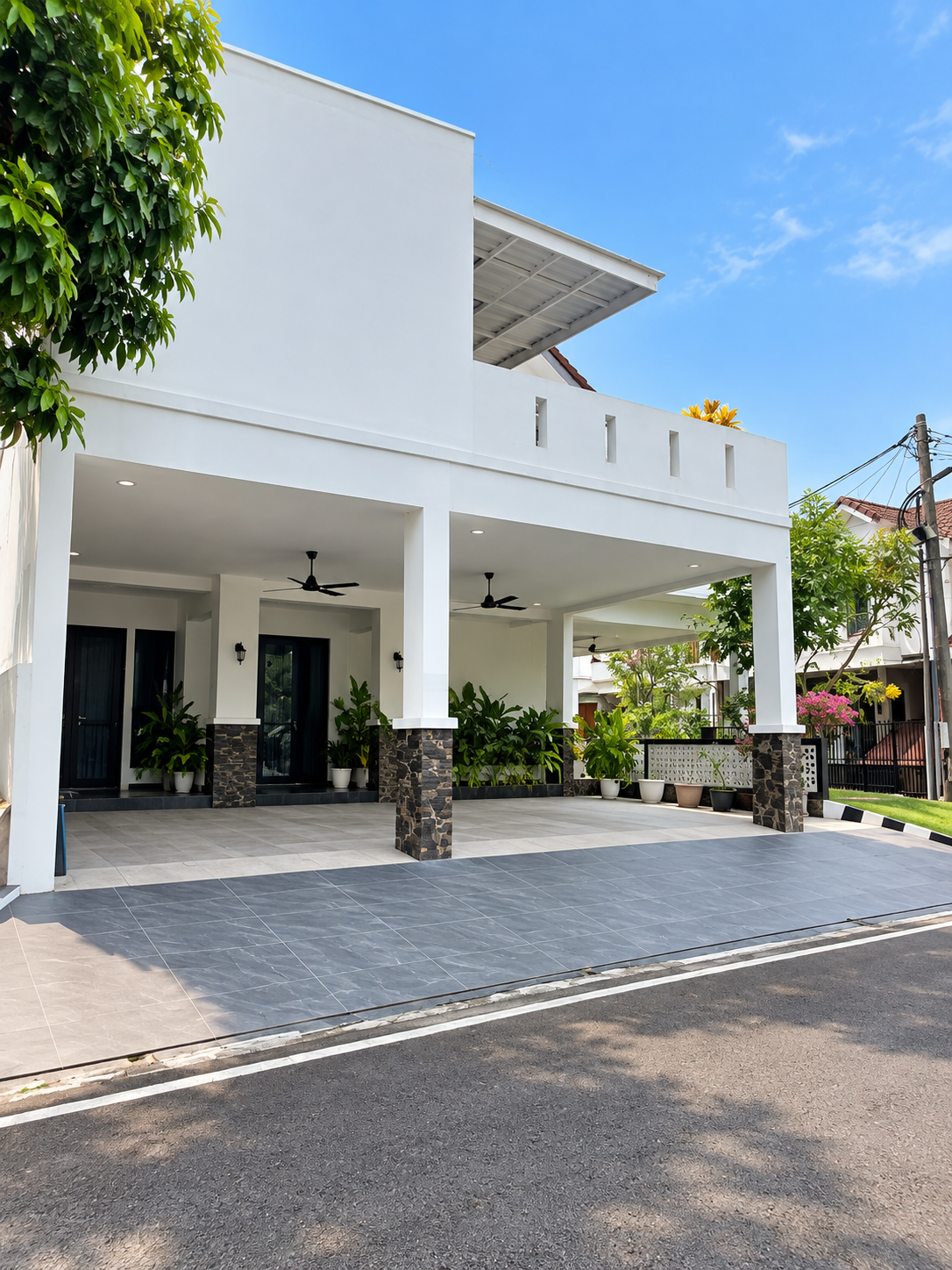 Rumah huk Timur Utara cantik 2 lantai furnished di Mediterania Regency