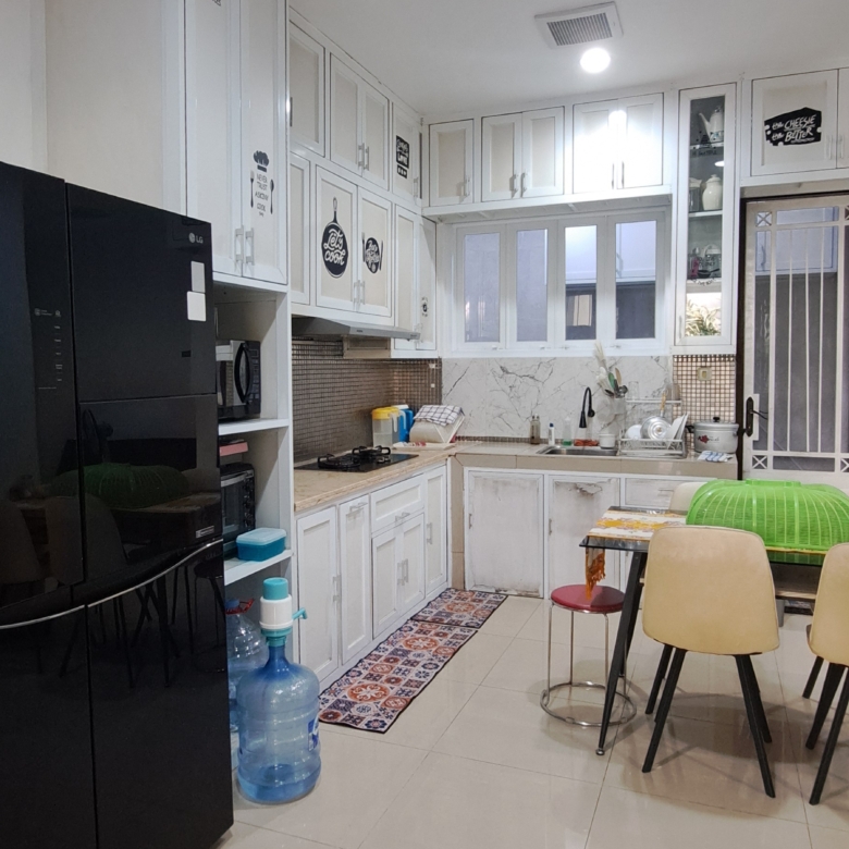 Rumah huk Timur Utara cantik 2 lantai furnished di Mediterania Regency