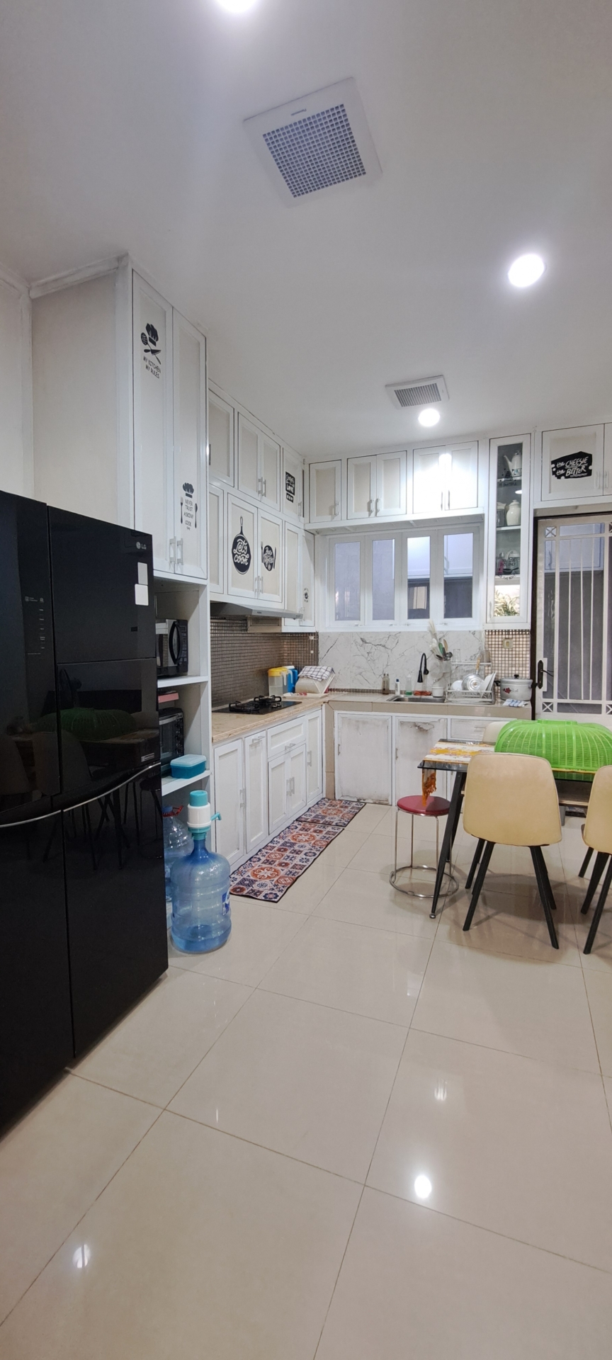 Rumah huk Timur Utara cantik 2 lantai furnished di Mediterania Regency
