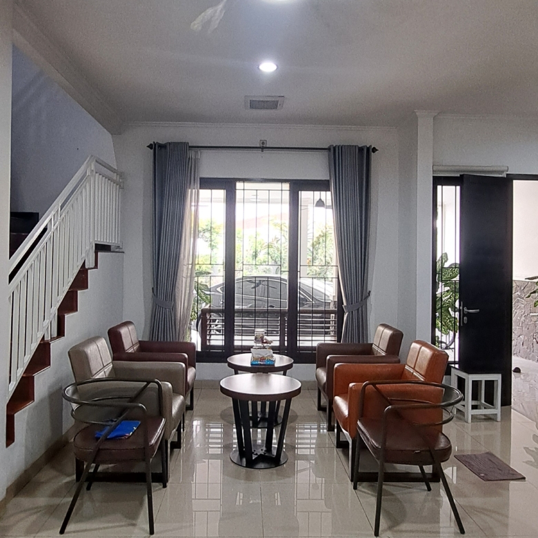 Rumah huk Timur Utara cantik 2 lantai furnished di Mediterania Regency