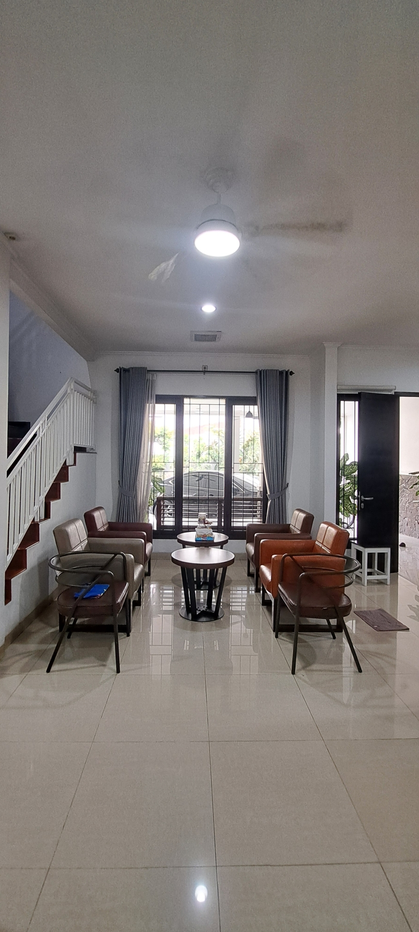 Rumah huk Timur Utara cantik 2 lantai furnished di Mediterania Regency