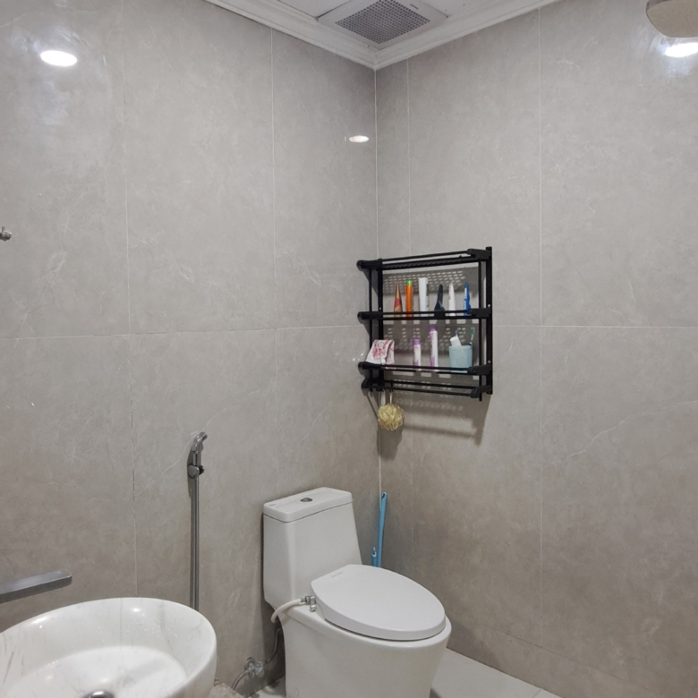 Rumah huk Timur Utara cantik 2 lantai furnished di Mediterania Regency