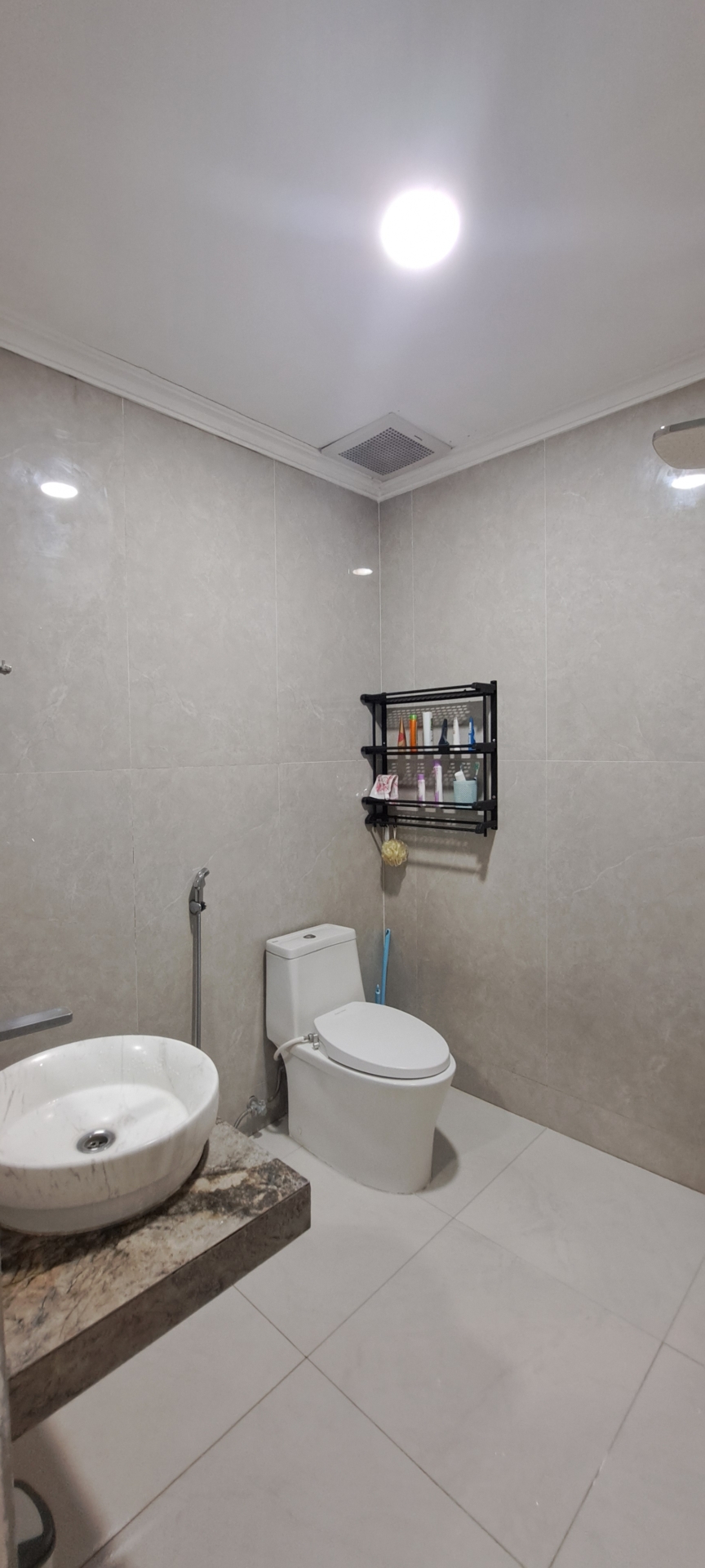 Rumah huk Timur Utara cantik 2 lantai furnished di Mediterania Regency