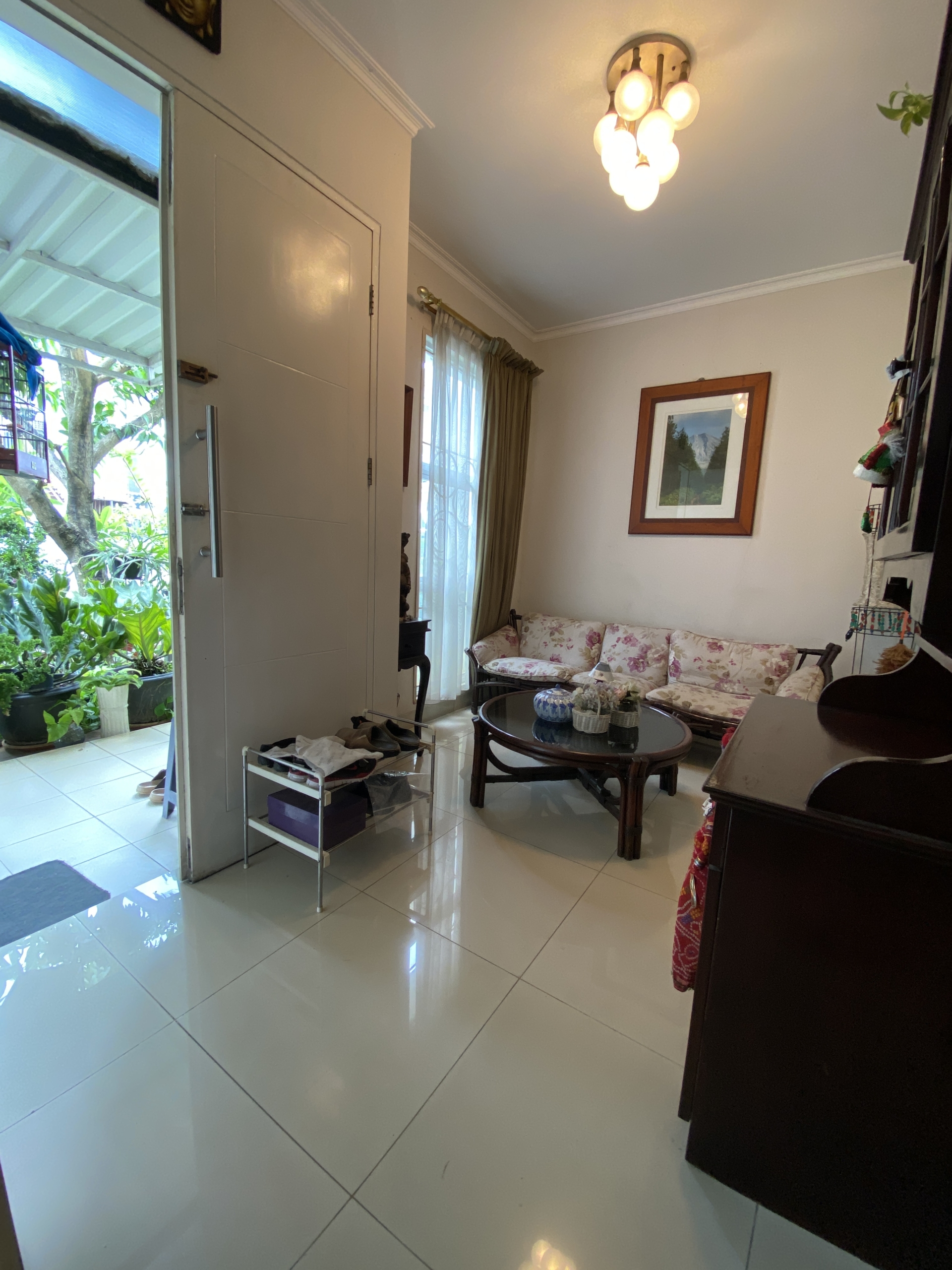 Foto ruang tamu di cluster Fiordini Illago Gading Serpong